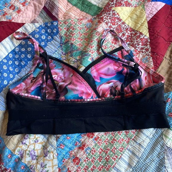 Colorful, springy lululemon sports bra! Fits a size medium, likely size 8/10 - Picture 5 of 7